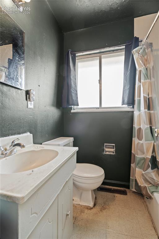 Image 11 of 27: Bathroom
