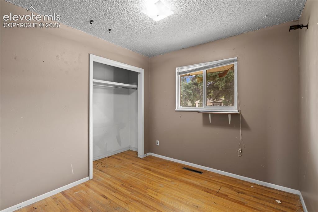 Image 15 of 27: Bedroom