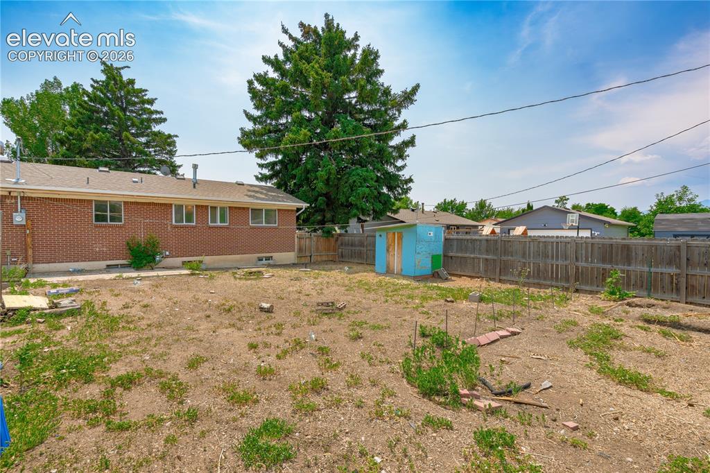 Image 3 of 27: Yard
