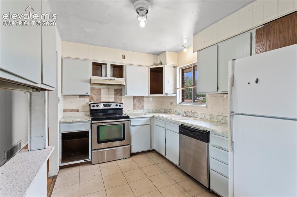 Image 6 of 27: Kitchen