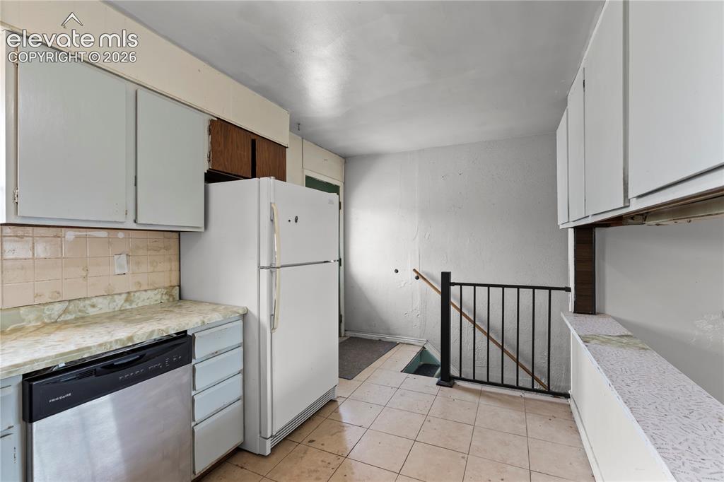Image 7 of 27: Kitchen