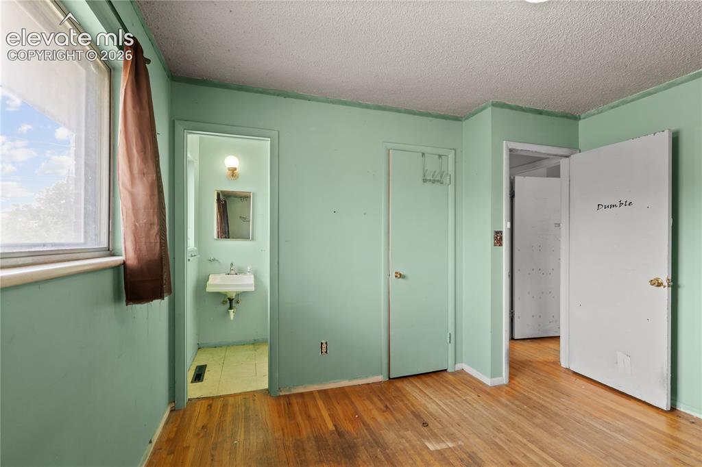 Image 8 of 27: Bedroom