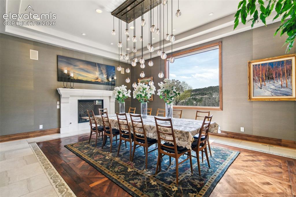 Image 10 of 50: Dining Area