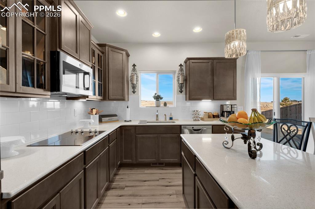 Image 13 of 39: Kitchen