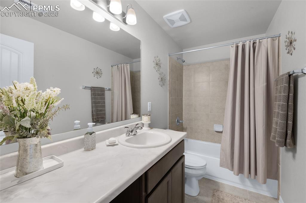 Image 28 of 39: Bathroom