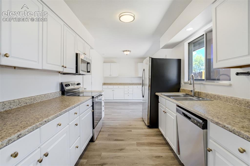 Image 11 of 39: Kitchen