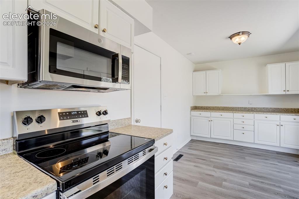 Image 12 of 39: Kitchen