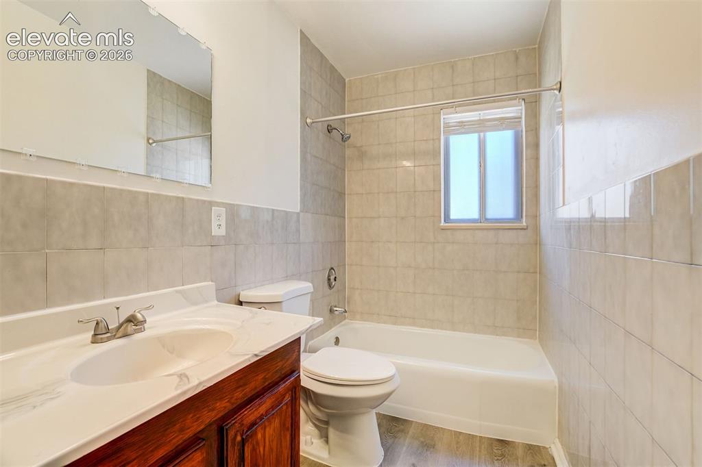 Image 15 of 39: Bathroom
