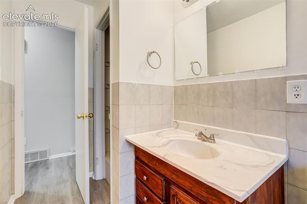 Image 16 of 39: Bathroom