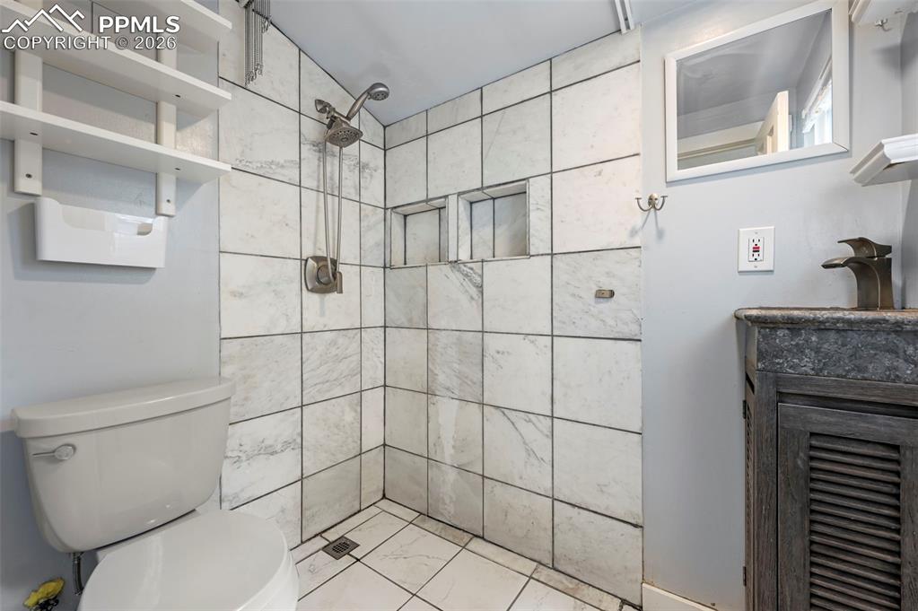 Image 13 of 33: Bathroom