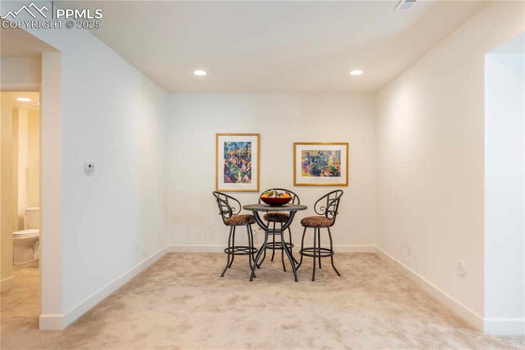 Image 23 of 41: Dining Area