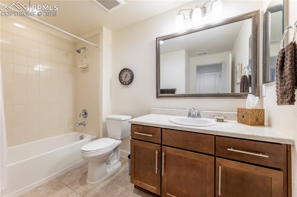 Image 25 of 41: Bathroom