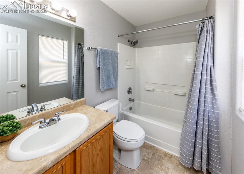 Image 17 of 28: Bathroom