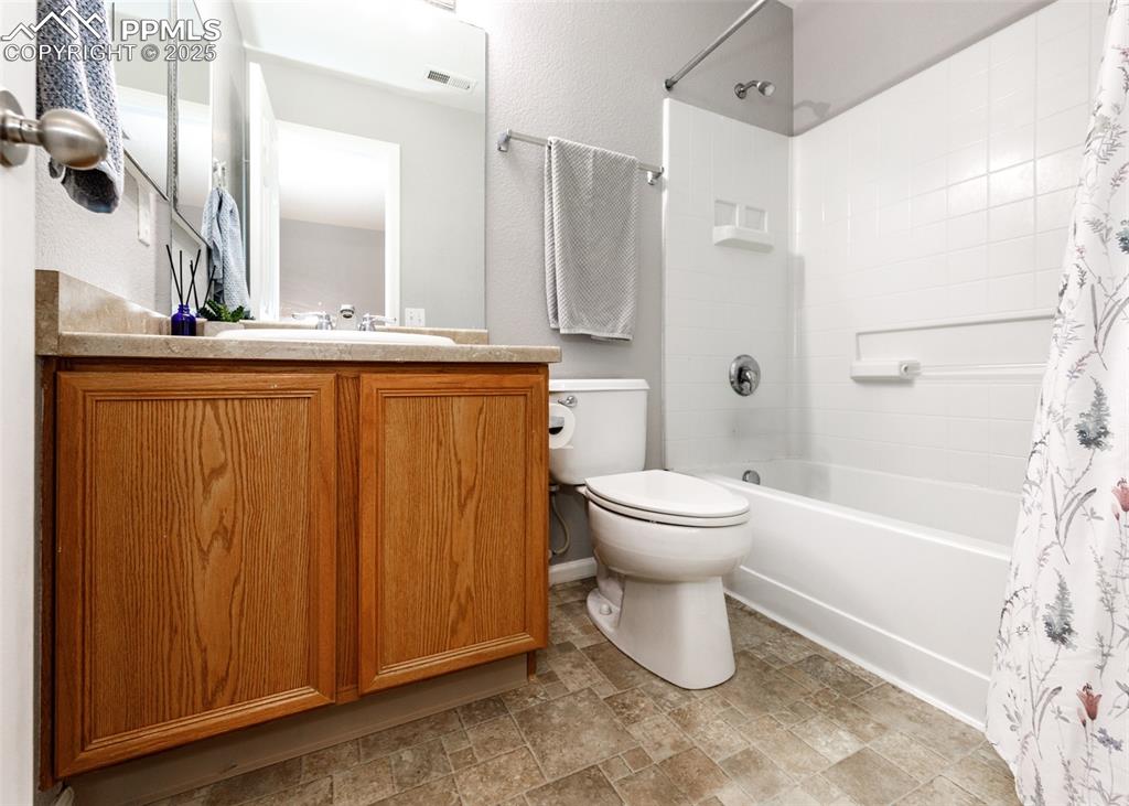 Image 22 of 28: Bathroom