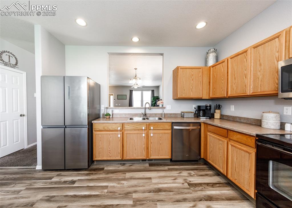 Image 7 of 28: Kitchen