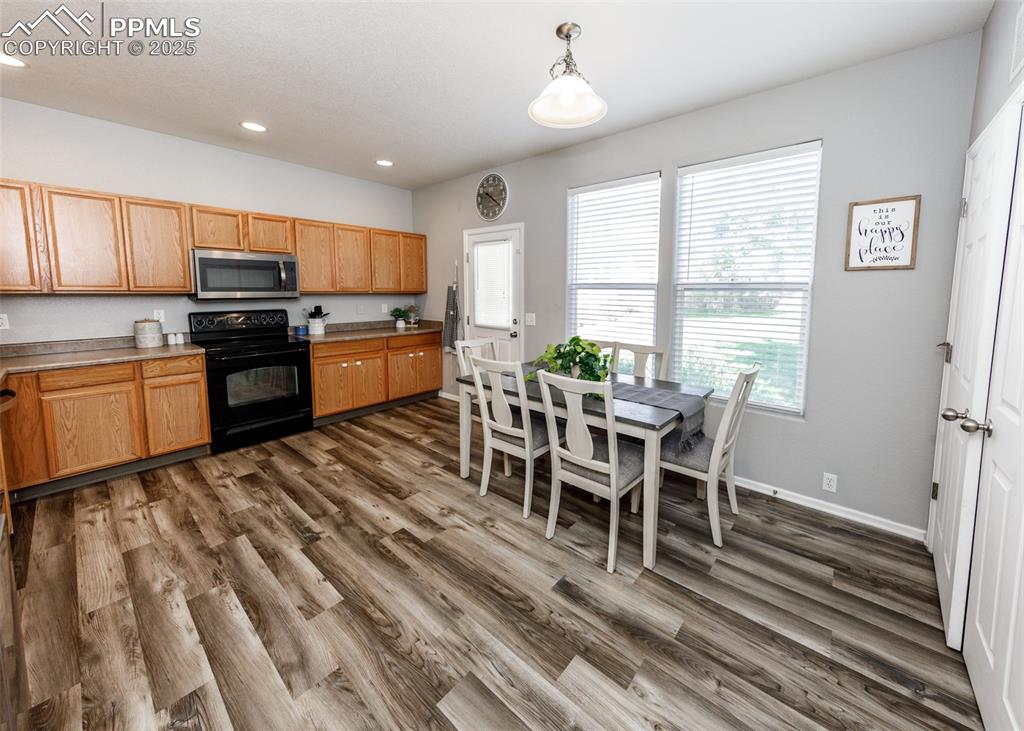 Image 9 of 28: Kitchen