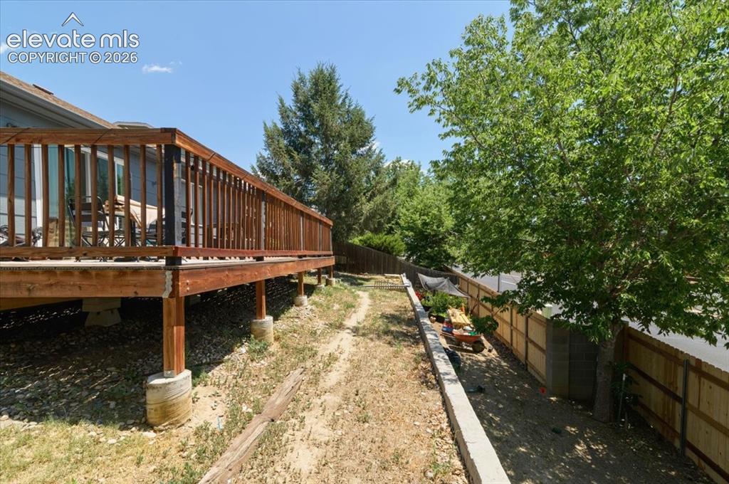 Image 6 of 12: Yard