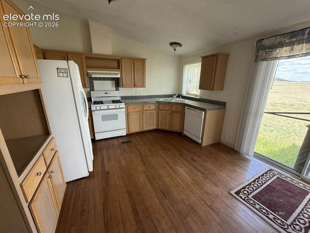 Image 3 of 19: Kitchen