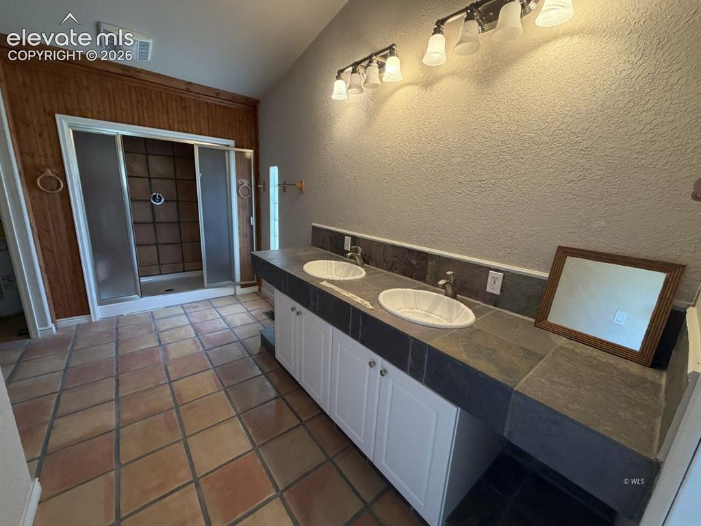 Image 4 of 19: Bathroom