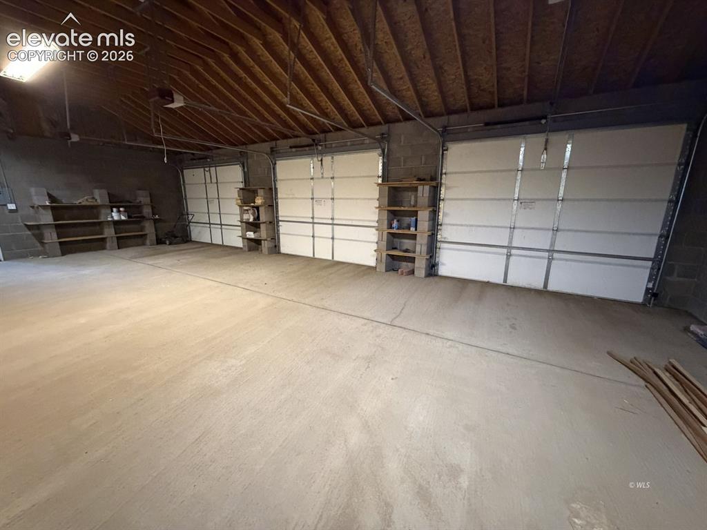Image 5 of 19: Garage