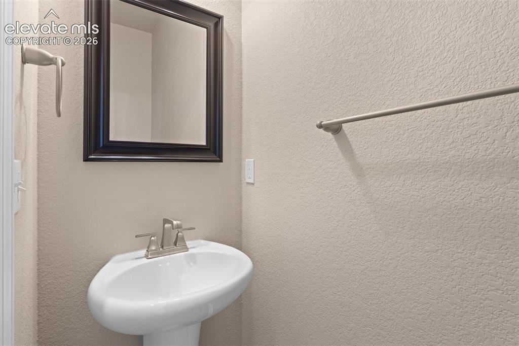 Image 11 of 34: Bathroom