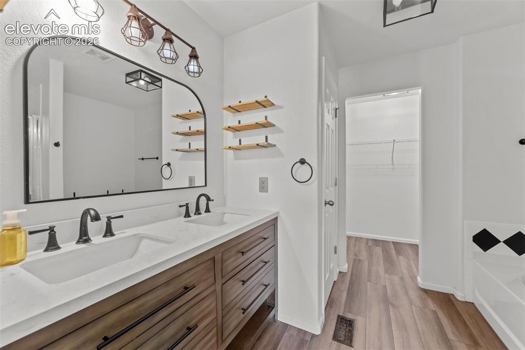 Image 17 of 37: Bathroom