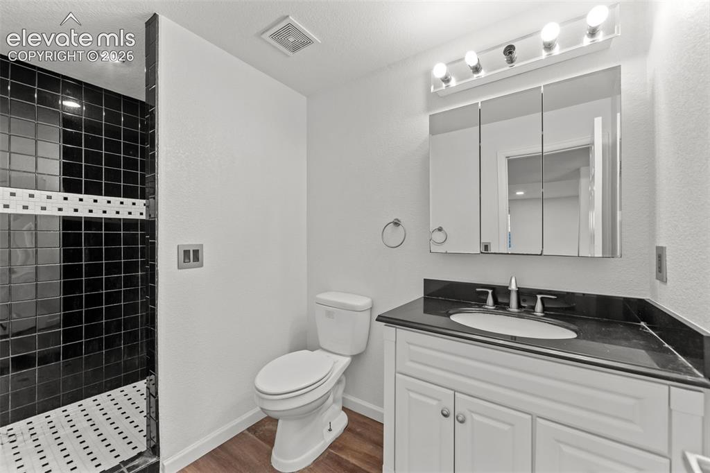 Image 23 of 37: Bathroom