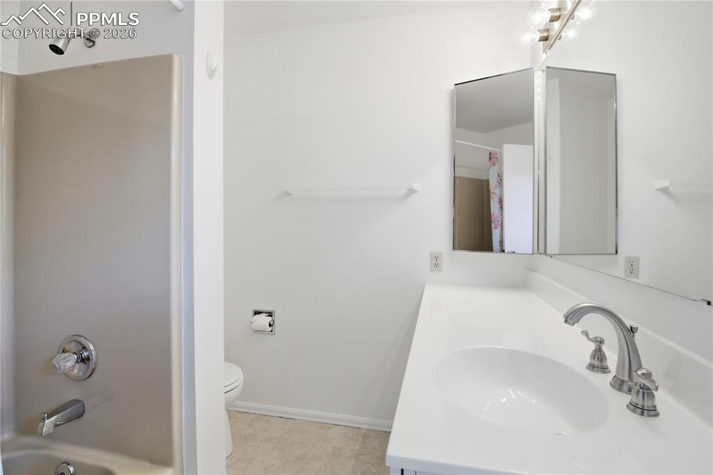 Image 11 of 24: Bathroom