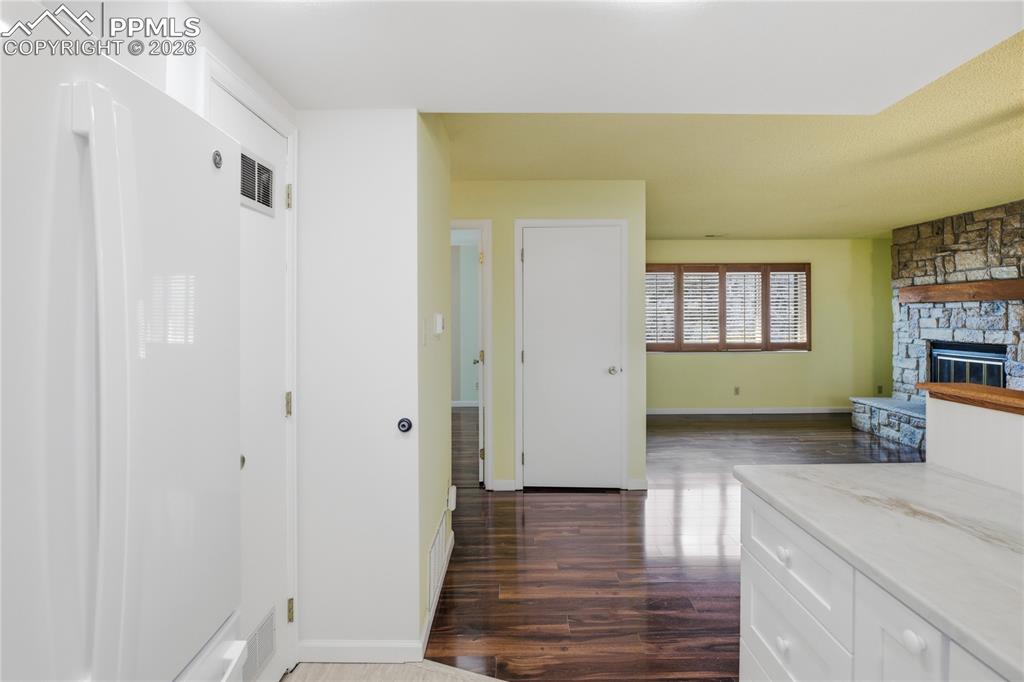 Image 7 of 24: Kitchen