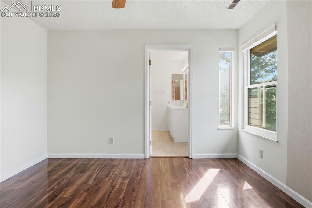 Image 9 of 24: Bedroom