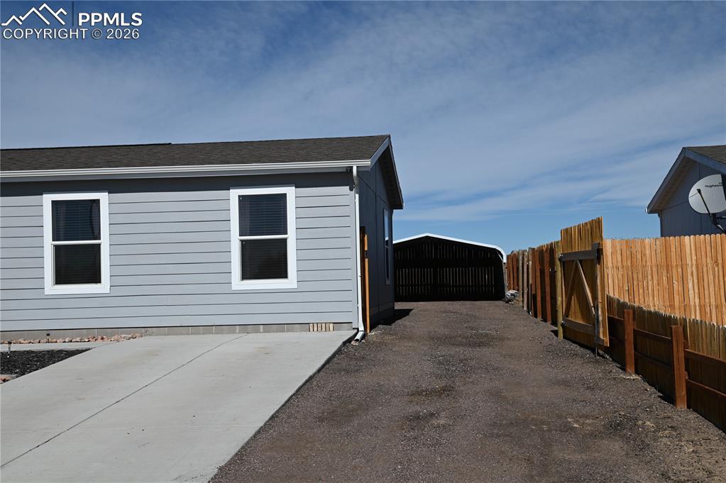 Image 10 of 50: Side of Structure