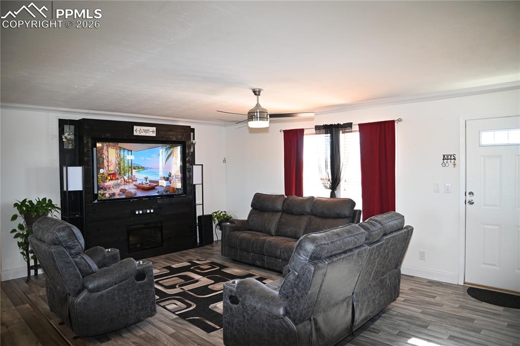 Image 15 of 50: Living Room