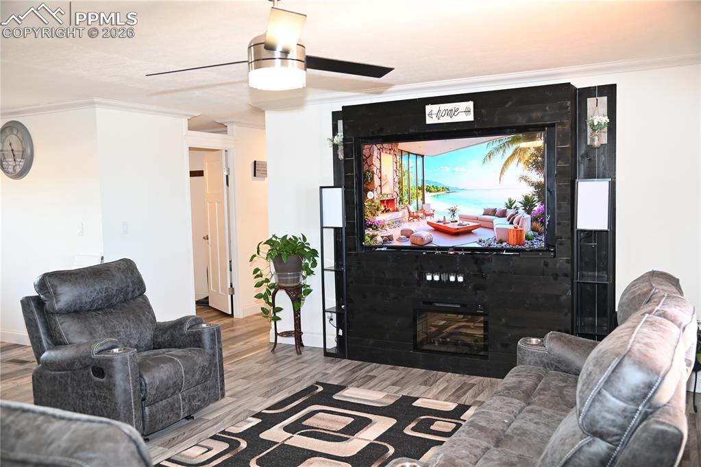 Image 18 of 50: Living Room