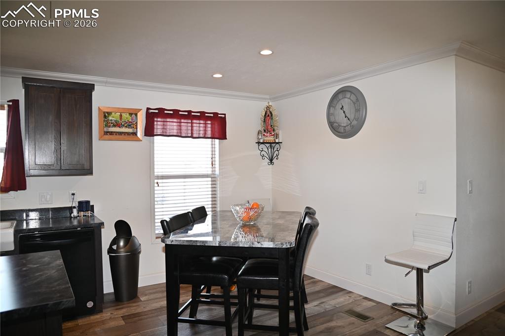 Image 19 of 50: Dining Area