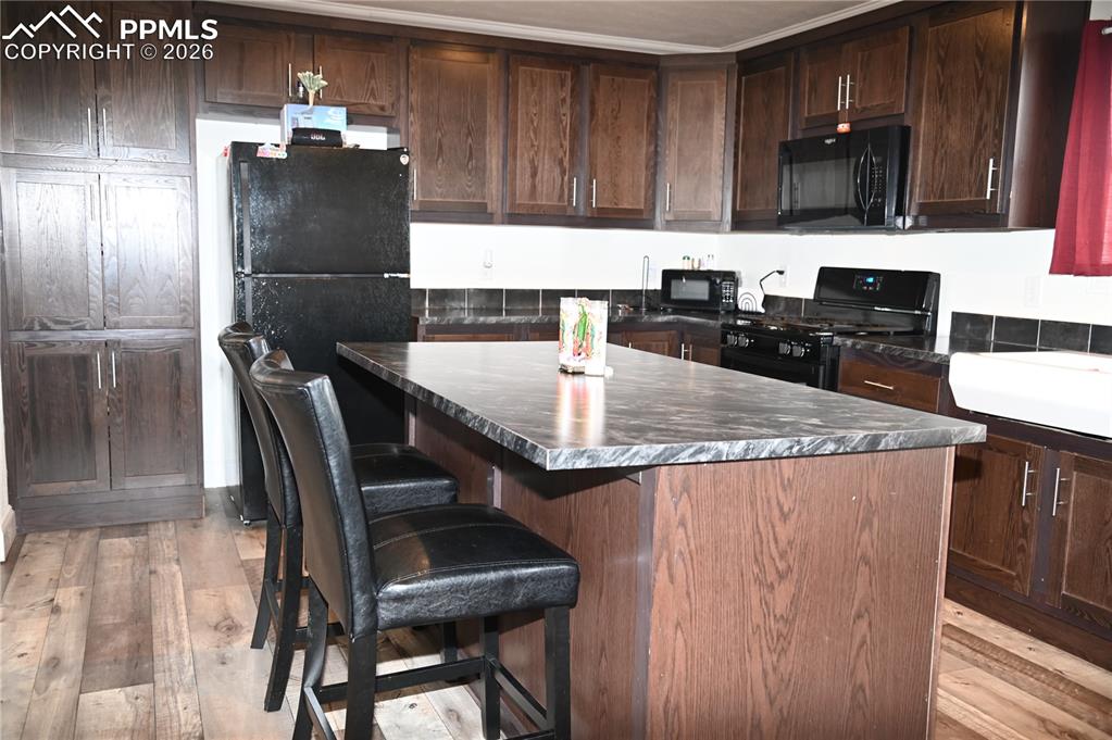 Image 22 of 50: Kitchen