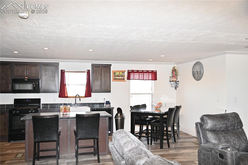 Image 24 of 50: Kitchen