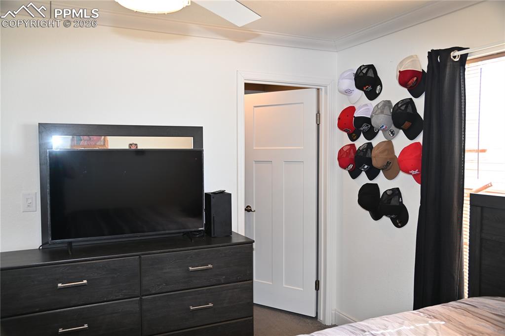 Image 26 of 50: Bedroom