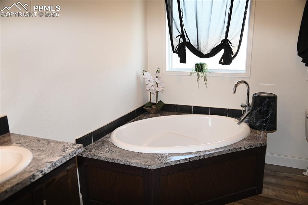 Image 28 of 50: Bathroom