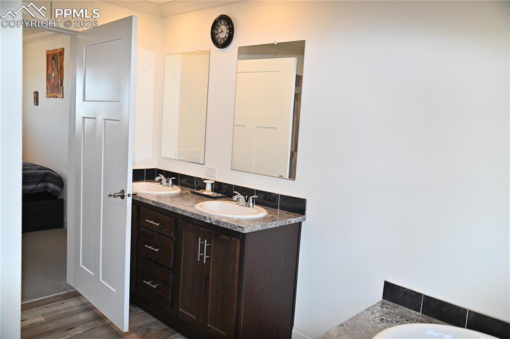 Image 29 of 50: Bathroom