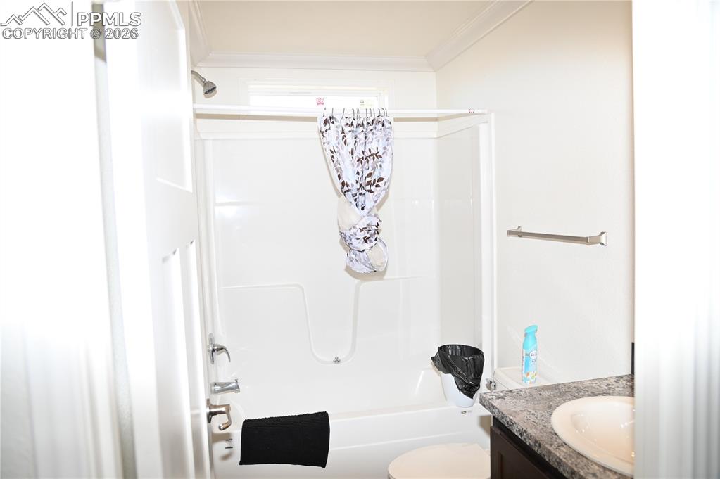 Image 33 of 50: Bathroom