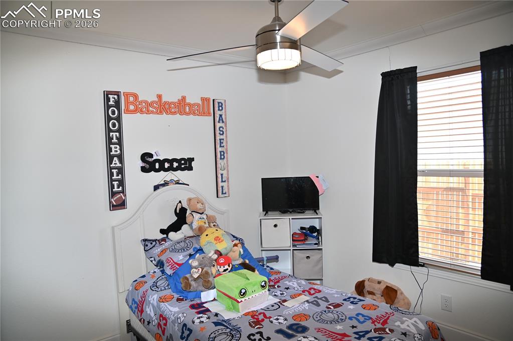 Image 38 of 50: Bedroom