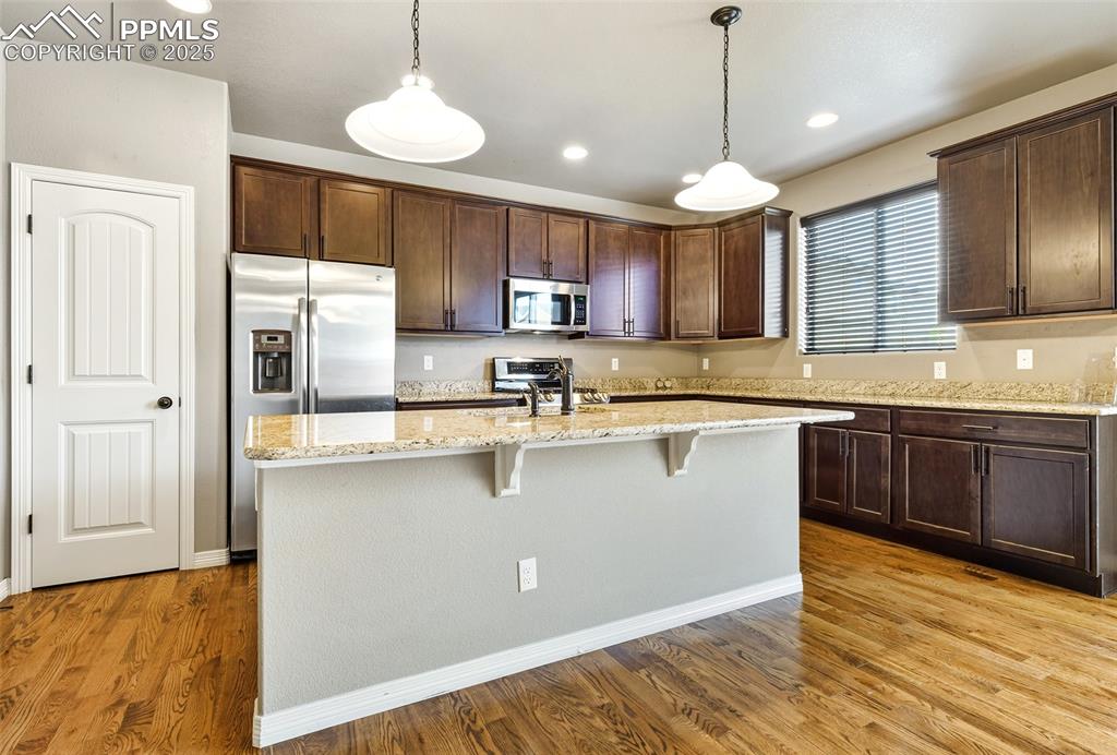 Image 11 of 35: Granite counters
