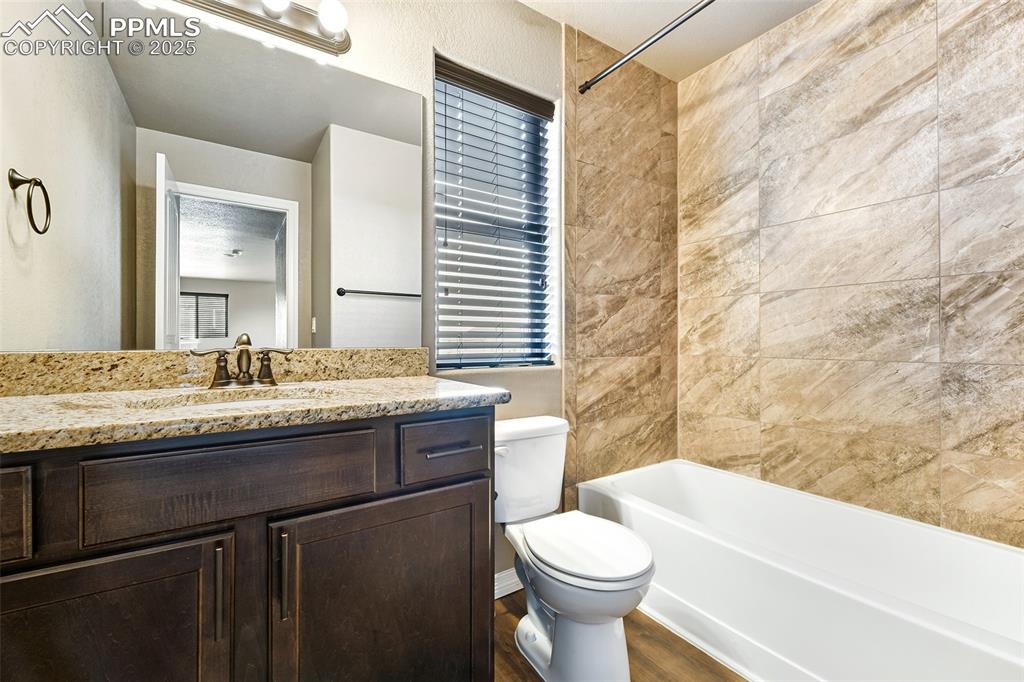 Image 23 of 35: 2nd upstairs full bath