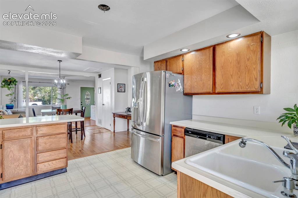 Image 5 of 17: Kitchen