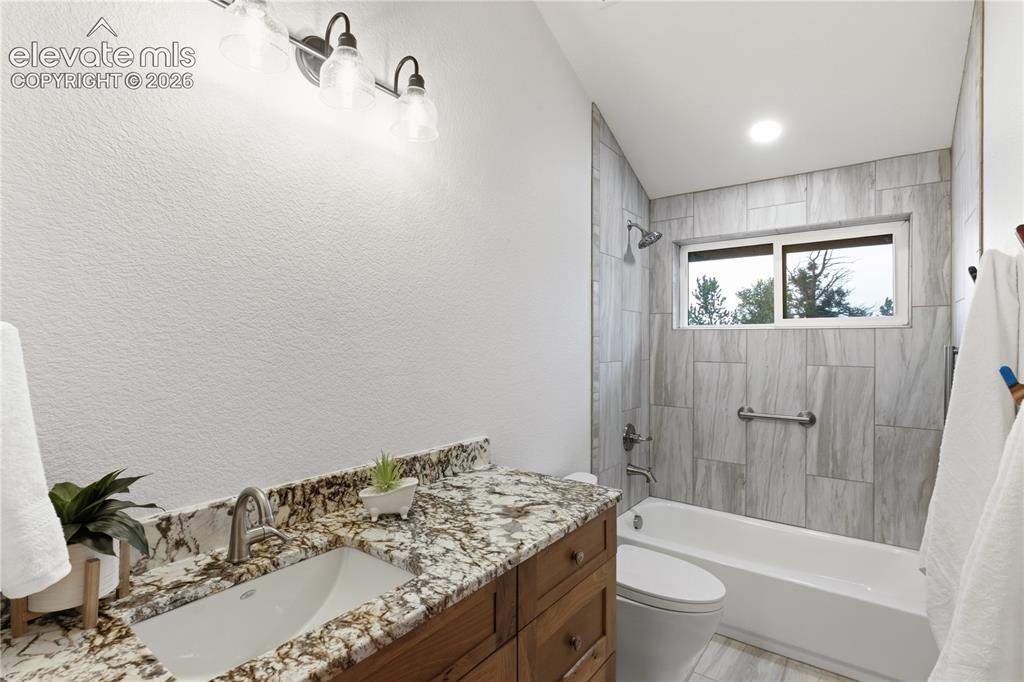 Image 36 of 46: Bathroom