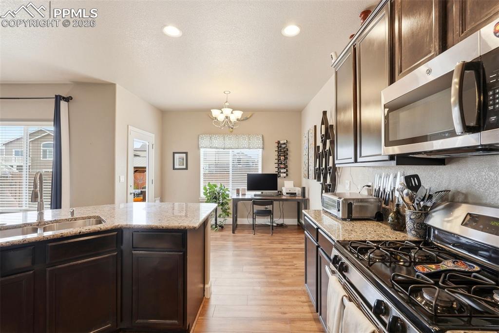 Image 15 of 48: Kitchen