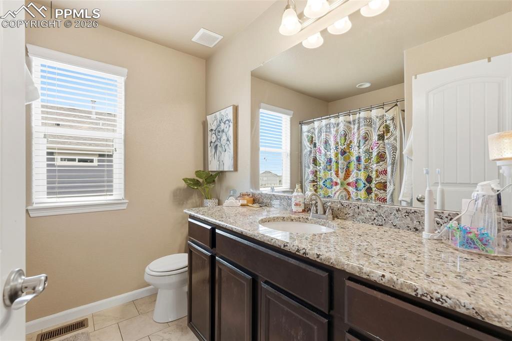 Image 33 of 48: Bathroom