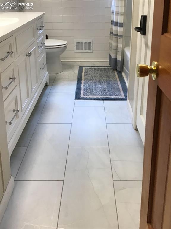 Image 10 of 33: Bathroom