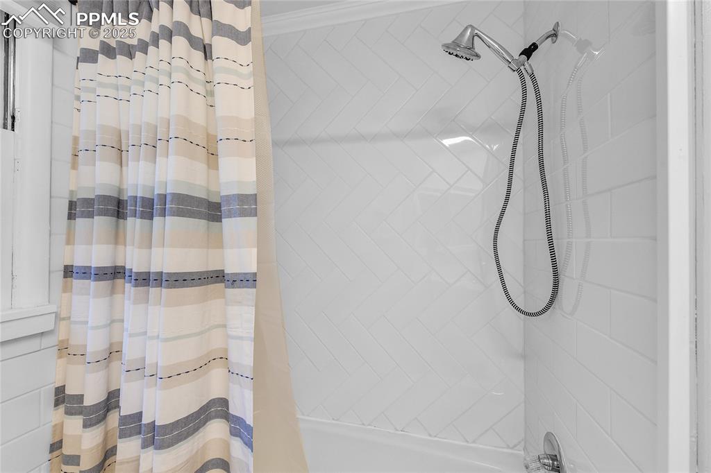 Image 11 of 33: Bathroom
