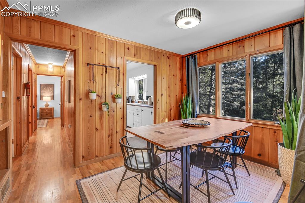 Image 14 of 33: Dining Area